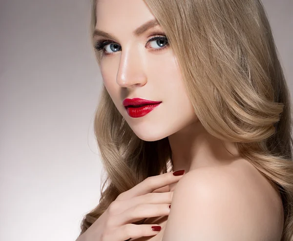 Hermosa joven modelo con labios rojos — Foto de Stock
