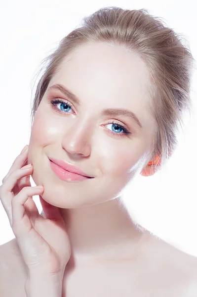 Prachtige model cosmetische crème behandeling toe te passen op haar gezicht — Stockfoto