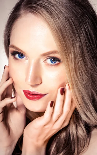 Glamour portrét krásné ženy model s čerstvou denní make-up a romantický vlnitý účes. — Stock fotografie