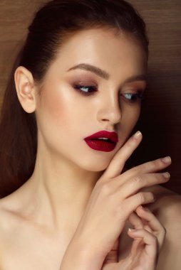 Güzel model parlak kalıcı makyaj ile yakın çekim Güzellik Portresi