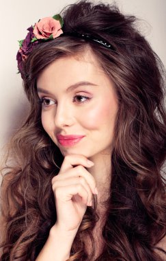 Kıvırcık saçlı güzel gülümseyen düşünceli kadın