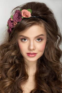 Kıvırcık saçlı güzel gülümseyen düşünceli kadın