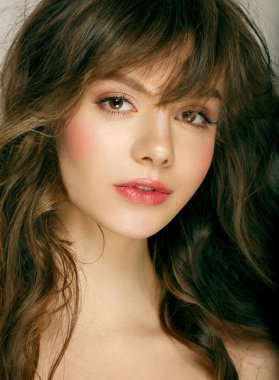 Kıvırcık saçlı güzel gülümseyen düşünceli kadın