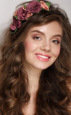 Kıvırcık saçlı güzel gülümseyen düşünceli kadın