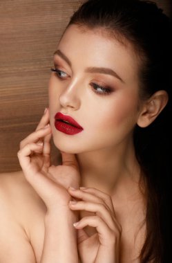 Güzel model parlak kalıcı makyaj ile yakın çekim Güzellik Portresi