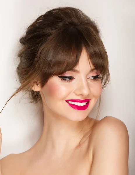 Cara de mujer con movimiento de pelo pintalabios rosa, sonrisa — Foto de Stock