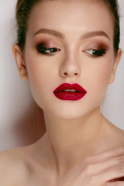 Närbild skönhet porträtt av vacker modell med ljusa make-up — Stockfoto