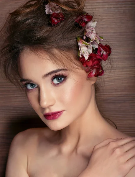 Glamour portrét krásné ženy model s čerstvou denní make-up a romantický vlnitý účes. — Stock fotografie