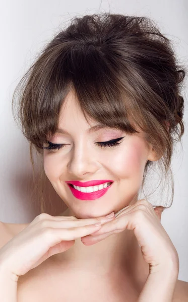 Frau Gesicht mit Haarbewegung rosa Lippenstift, Lächeln — Stockfoto