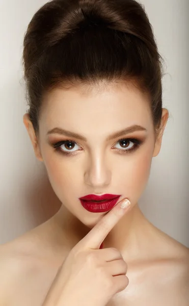 Närbild skönhet porträtt av vacker modell med ljusa make-up — Stockfoto