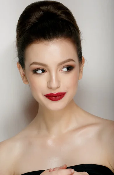 Hermosa mujer alegre, estudio retrato con labios rojos — Foto de Stock