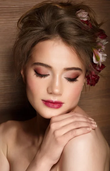 Glamour portrét krásné ženy model s čerstvou denní make-up a romantický vlnitý účes. — Stock fotografie