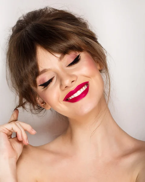 Cara de mujer con movimiento de pelo pintalabios rosa, sonrisa — Foto de Stock