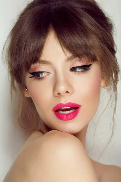 Vrouw gezicht met haar motie roze lippenstift, glimlach — Stockfoto
