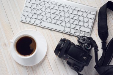 Ofis resepsiyon masası klavye, fincan kahve ve kamera ile