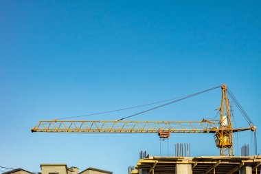 bina inşaat ve vinç altında