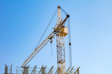 bina inşaat ve vinç altında