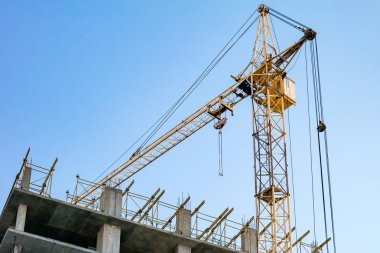 bina inşaat ve vinç altında