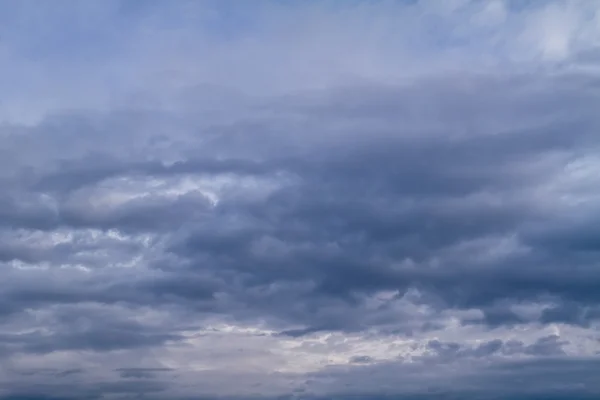 狂风暴雨的天空。深蓝色的天空 — 图库照片