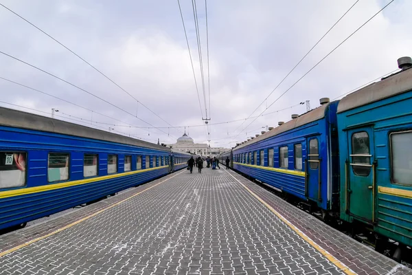 Dois trens azuis na plataforma da estação de trem no inverno — Fotografia de Stock