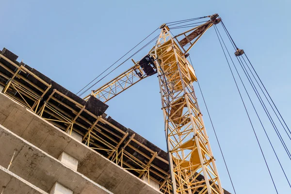 bina inşaat ve vinç altında