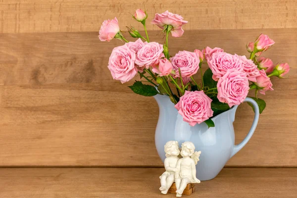 Rosa Blüten im blauen Krug. — Stockfoto