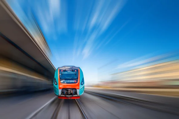 Comboio de alta velocidade com borrão de movimento . — Fotografia de Stock