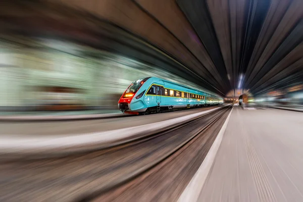 Tren en la estación de tren por la noche . — Foto de Stock