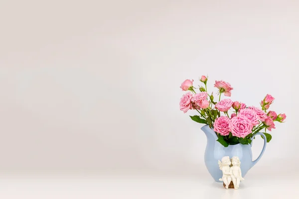Flores rosas en jarra azul . —  Fotos de Stock