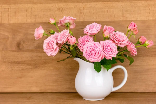 Flores rosas en jarra blanca . —  Fotos de Stock