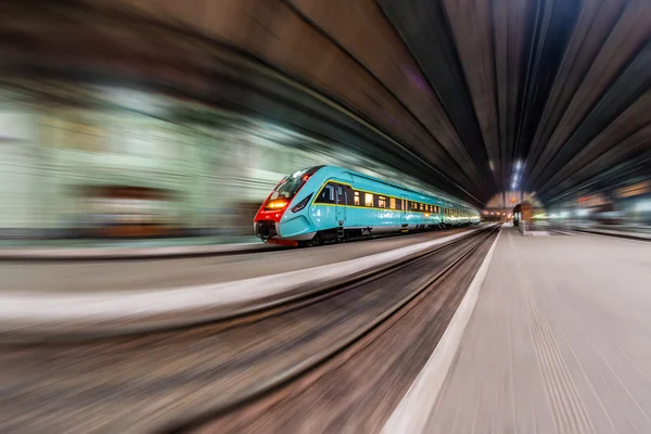 Trein op het station's nachts. — Stockfoto