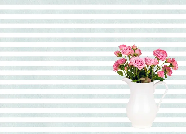 Flores rosas en jarra blanca sobre fondo de rayas azules acuarela . —  Fotos de Stock