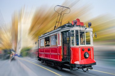 Sokak eski kırmızı tramvay.