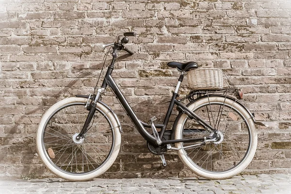 Czarny retro rower vintage z stary ceglany mur. — Zdjęcie stockowe