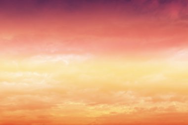 Bulutlu turuncu gün batımı gökyüzü.