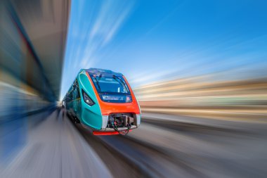 Tren istasyonunda tren. Tren istasyonu. Tren İstasyonu.