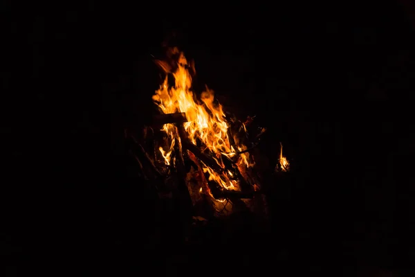 营地火燃烧在夜里 — 图库照片