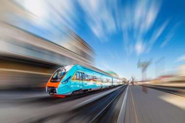 tren istasyonunda tren.