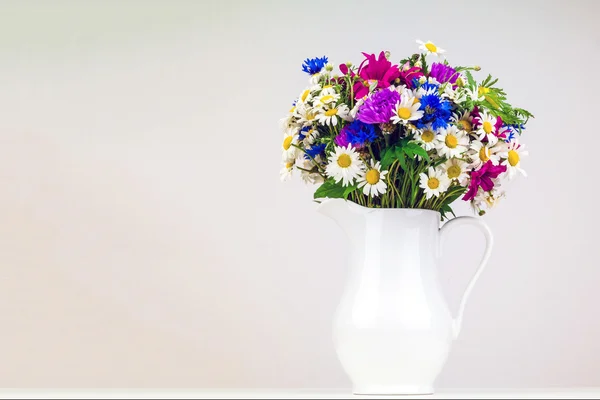 Flores silvestres en jarra de cerámica blanca . —  Fotos de Stock