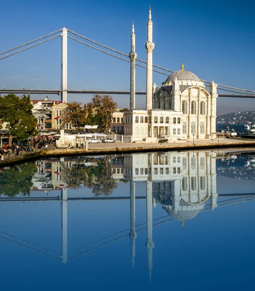 Mezquita Ortakoy. Puente sobre el Bósforo . — Foto de Stock
