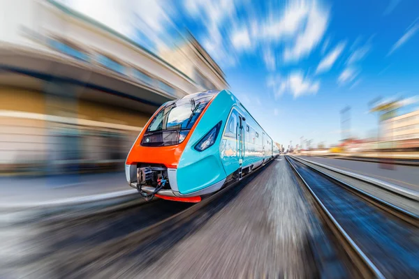 Comboio na estação ferroviária . — Fotografia de Stock