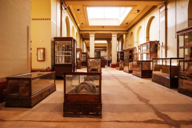 CAIRO, EGYPT - Şubat 2021: Kahire 'deki Mısır Müzesi' nin iç görünümü.