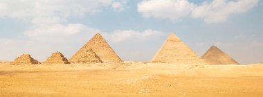 Mısır 'ın Giza kentindeki Büyük Mısır piramitlerinin panoramik görüntüsü.