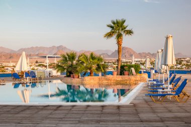 Sharm El Sheikh 'te gün doğumunda otelin çatı havuzu..