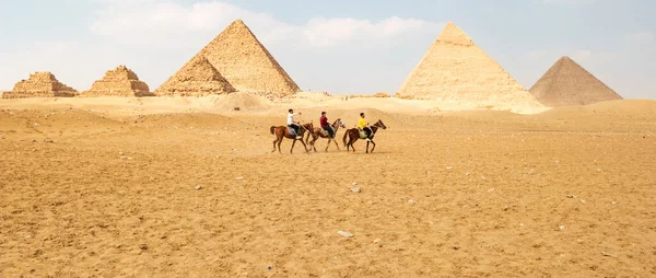 Giza Daki Büyük Mısır Piramitlerinin Panoramik Görüntüsü Önlerinde Süvari — Stok fotoğraf