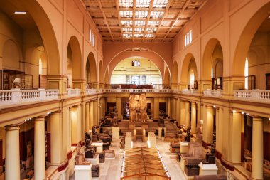 CAIRO, EGYPT - Şubat 2021: Kahire 'deki Mısır Müzesi' nin iç görünümü.