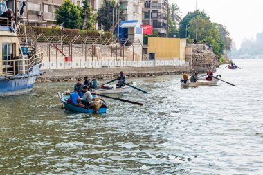 CAIRO, EGYPT - Şubat 2021: teknedeki balıkçı. Mısır, Kahire 'deki Nil nehrinde günlük yaşam.