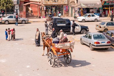 Giza, Mısır - Şubat 2021: Mısır 'da Giza sokaklarında günlük yaşam.