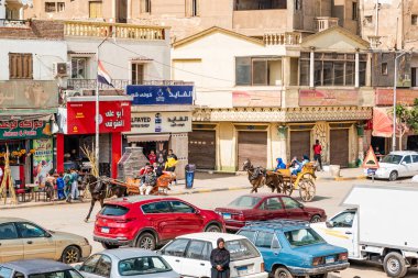 Giza, Mısır - Şubat 2021: Mısır 'da Giza sokaklarında günlük yaşam.