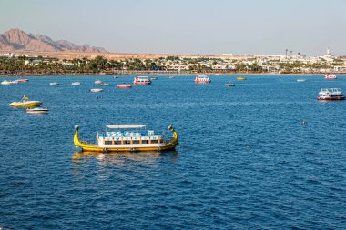 Sharm El Sheikh, EGYPT - Şubat 2021: Sharm El Sheikh 'te gün batımında çatıdan Naama Körfezi manzarası.